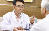 Ilustrasi seorang dokter Korsel yang sedang memeriksa pasien. Foto: iStock