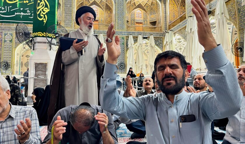 Masyarakat Iran berdoa untuk Ebrahim Raisi Presiden menyusul jatuhnya helikopter yang membawanya pada 19 Mei 2024. Foto: Reuters