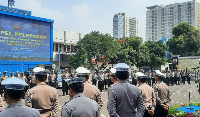 Irjen Pol. Aan Suhanan Kakorlantas Polri memberikan pengarahan dalam acara pelepasan Tim BKO ke acara World Water Forum ke-10 di Bali, di Lapangan NTMC Korlantas Polri, Jakarta, Kamis (9/5/2024). Foto: Antara