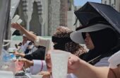 Jemaah haji Indonesia bisa mengisi botol air minum yang banyak berada di Masjid Nabawi saat di Madinah atau di Masjidil Haram saat di Mekkah. Foto: Antara