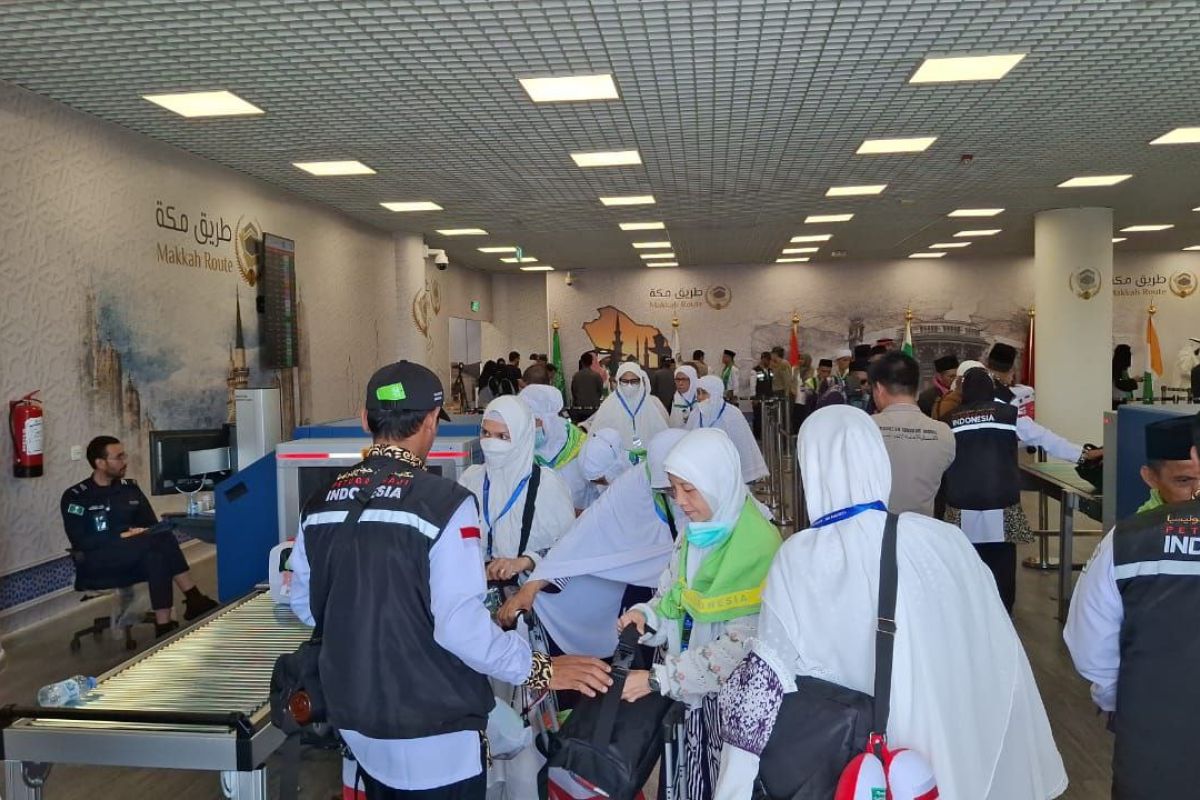 Jemaah haji selepas tiba di Bandara Internasional Amir Muhammad bin Abdul Aziz (AMAA), Madinah, Minggu (12/5/2025). Foto: Antara