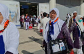 Jemaah haji yang menggunakan tas selempang di Bandara AMMA, Madinah. Foto: Kemenag