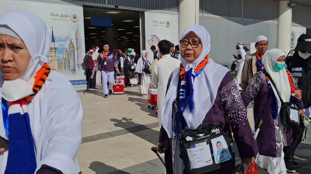 Jemaah haji yang menggunakan tas selempang di Bandara AMMA, Madinah. Foto: Kemenag