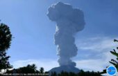 Kolom abu vulkanik membumbung keluar setinggi lebih kurang 5.000 meter dari puncak Gunung Ibu di Maluku Utara, Senin (13/5/2024). Foto: Antara