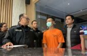 Kombes Pol Gidion Arif Setyawan Kapolres Metro Jakarta Utara bersama tersangka TRS (baju orange), taruna tingkat dua STIP Marunda Jakarta yang menjadi pelaku pembunuhan juniornya Putu Satria Ananta di Mapolres Jakarta Utara, Sabtu (4/5/2024). Foto: Antara