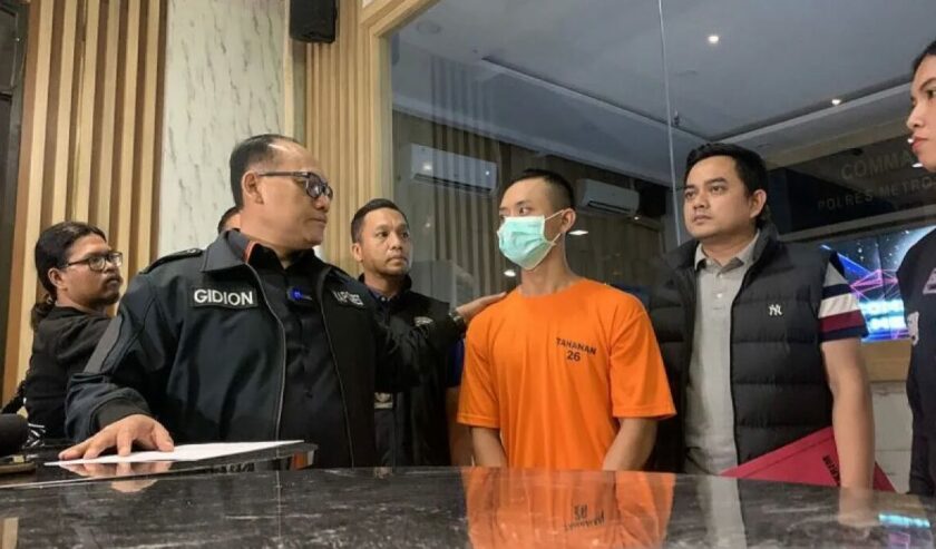 Kombes Pol Gidion Arif Setyawan Kapolres Metro Jakarta Utara bersama tersangka TRS (baju orange), taruna tingkat dua STIP Marunda Jakarta yang menjadi pelaku pembunuhan juniornya Putu Satria Ananta di Mapolres Jakarta Utara, Sabtu (4/5/2024). Foto: Antara