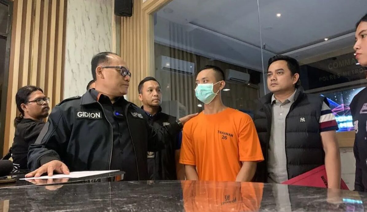 Kombes Pol Gidion Arif Setyawan Kapolres Metro Jakarta Utara bersama tersangka TRS (baju orange), taruna tingkat dua STIP Marunda Jakarta yang menjadi pelaku pembunuhan juniornya Putu Satria Ananta di Mapolres Jakarta Utara, Sabtu (4/5/2024). Foto: Antara