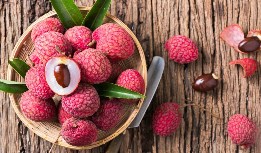 Buah leci disebut memiliki segudang manfaat untuk kesehatan. Termasuk bagus untuk diet. Foto: Getty Images