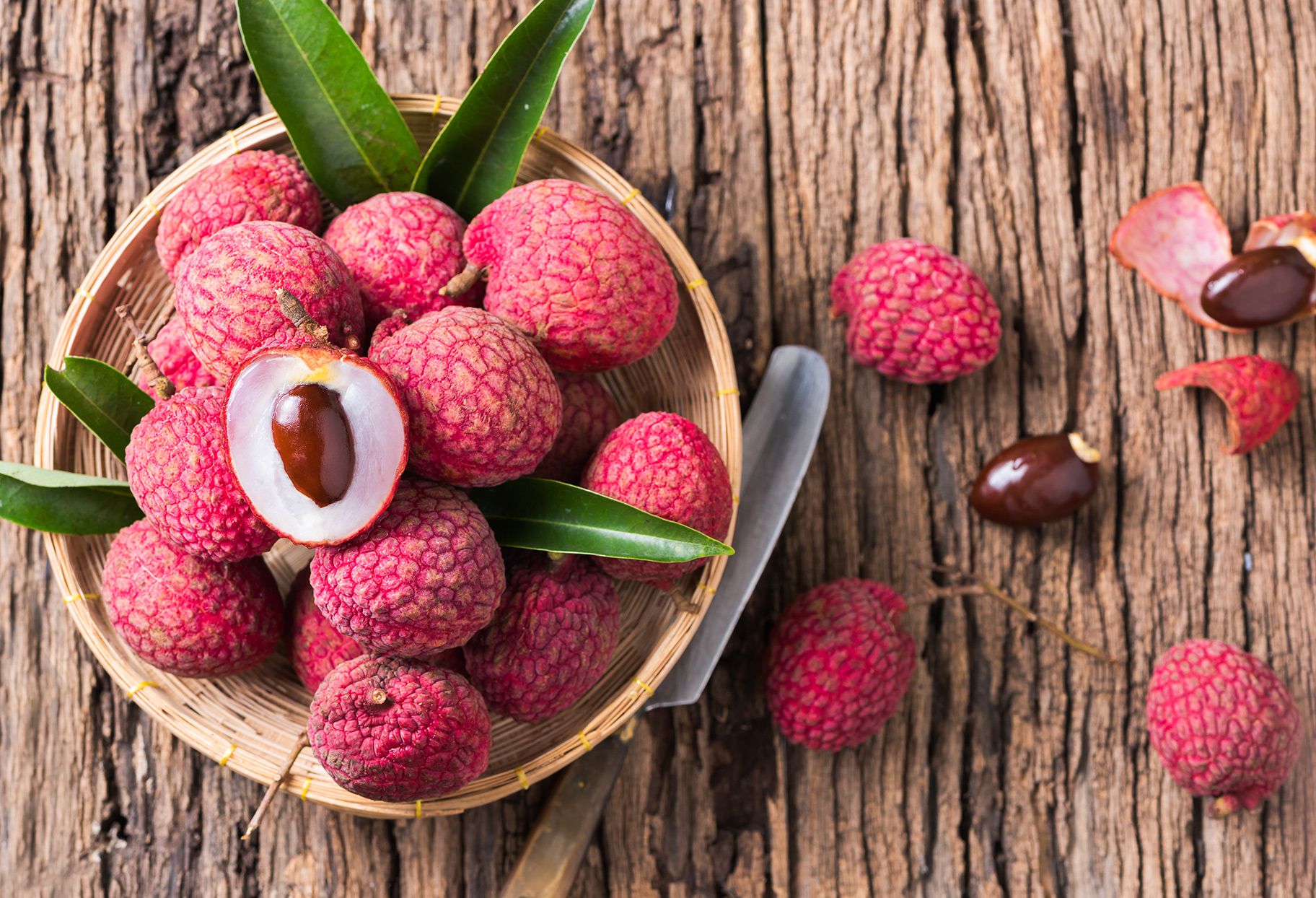 Buah leci disebut memiliki segudang manfaat untuk kesehatan. Termasuk bagus untuk diet. Foto: Getty Images