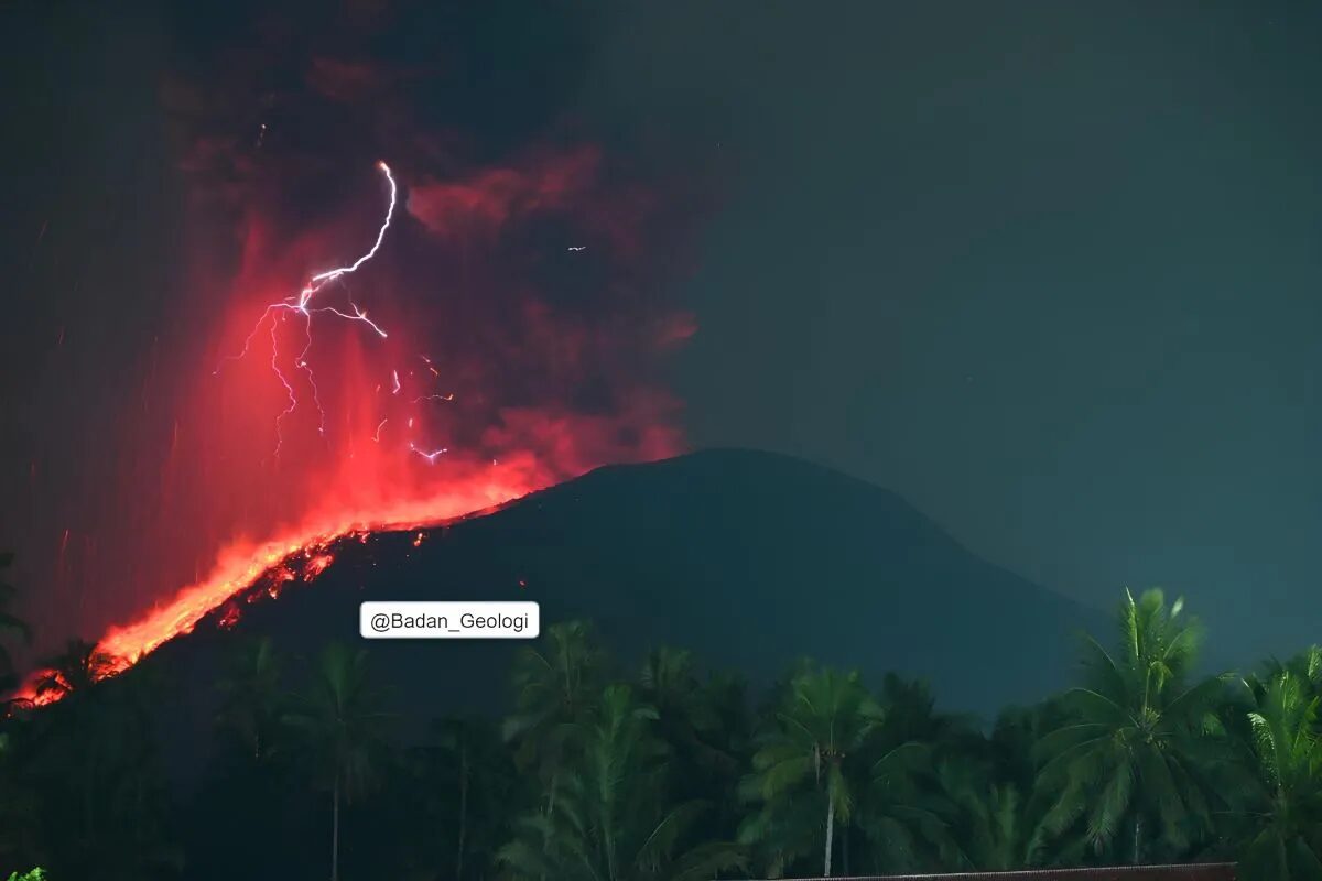Letusan yang disertai badai petir vulkanik terjadi di Gunung Ibu, Maluku Utara, Sabtu (11/5/2024). Foto: Antara