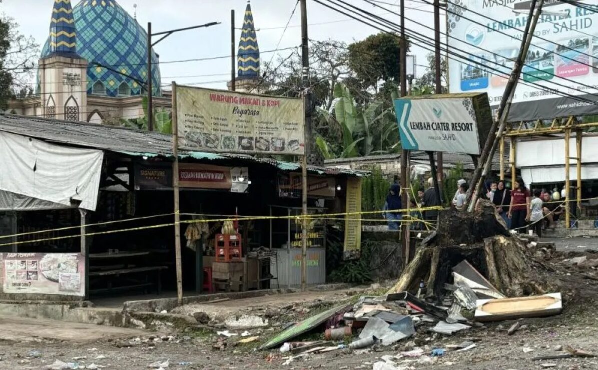 Lokasi terjadinya kecelakaan bus pariwisata yang mengangkut rombongan siswa SMK Lingga Kencana Depok di Jalan Raya Kampung Palasari, Ciater, Subang, Jawa Barat, Minggu (12/5/2024). Foto: Antara