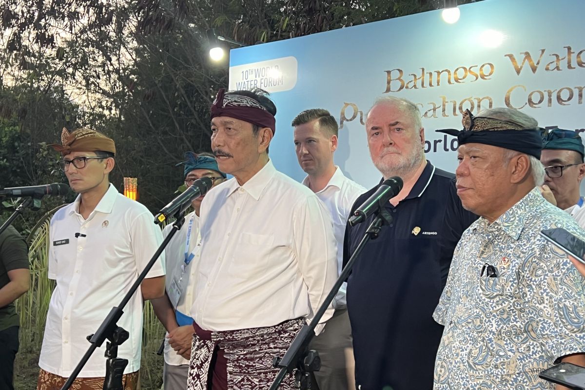 Luhut Binsar Pandjaitan Menteri Koordinator Bidang Maritim dan Investasi (kedua kiri) memberi keterangan usai menghadiri upacara Segara Kerthi di Denpasar, Bali, Sabtu (18/5/2024). Foto: Antara