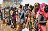 Para perempuan yang melarikan diri dari Sudan yang dilanda perang, mengantre untuk menerima jatah makanan di pusat transit Komisaris Tinggi PBB untuk Pengungsi (UNHCR) di Renk, Selatan Sudan. Foto: Reuters