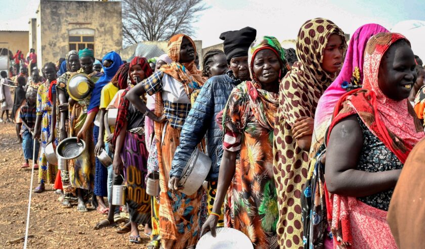 Para perempuan yang melarikan diri dari Sudan yang dilanda perang, mengantre untuk menerima jatah makanan di pusat transit Komisaris Tinggi PBB untuk Pengungsi (UNHCR) di Renk, Selatan Sudan. Foto: Reuters