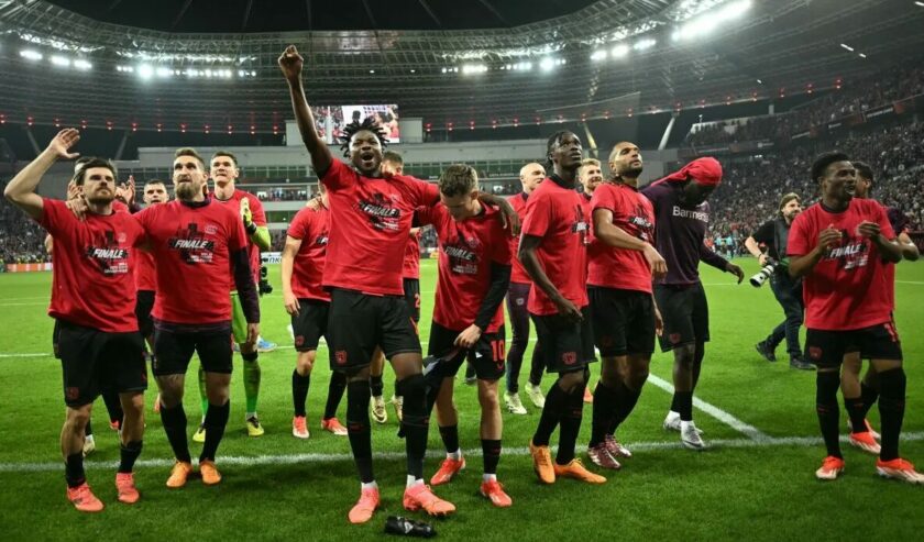 Para pemain Bayer Leverkusen merayakan keberhasilan mereka mencapai final Liga League setelah menyingkirkan AS Roma dengan menahan seri mereka dalam leg kedua semi final di Leverkusen pada 9 Mei 2024. Foto: Antara