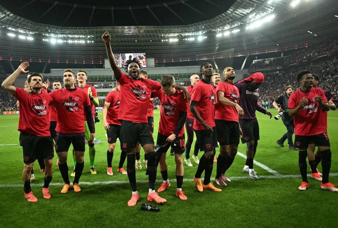 Para pemain Bayer Leverkusen merayakan keberhasilan mereka mencapai final Liga League setelah menyingkirkan AS Roma dengan menahan seri mereka dalam leg kedua semi final di Leverkusen pada 9 Mei 2024. Foto: Antara