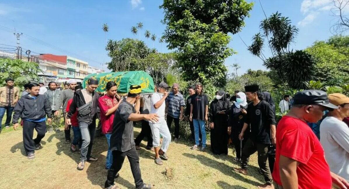 Pemakaman korban kecelakaan bus karyawisata SMK Lingga Kencana di TPUI Parung Bingung Kota Depok, Minggu (12/5/2024). Foto: Antara