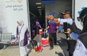 Petugas menyambut Jemaah Haji JGK-01 tiba di Bandara AMMA Madinah, Minggu (12/5/2024). Foto: Kemenag