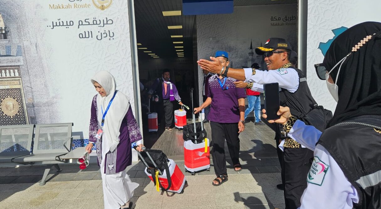 Petugas menyambut Jemaah Haji JGK-01 tiba di Bandara AMMA Madinah, Minggu (12/5/2024). Foto: Kemenag