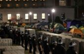 Polisi berjaga-jaga di dekat perkemahan pengunjuk rasa yang mendukung warga Palestina di halaman Universitas Columbia, New York City, AS. Foto: Reuters