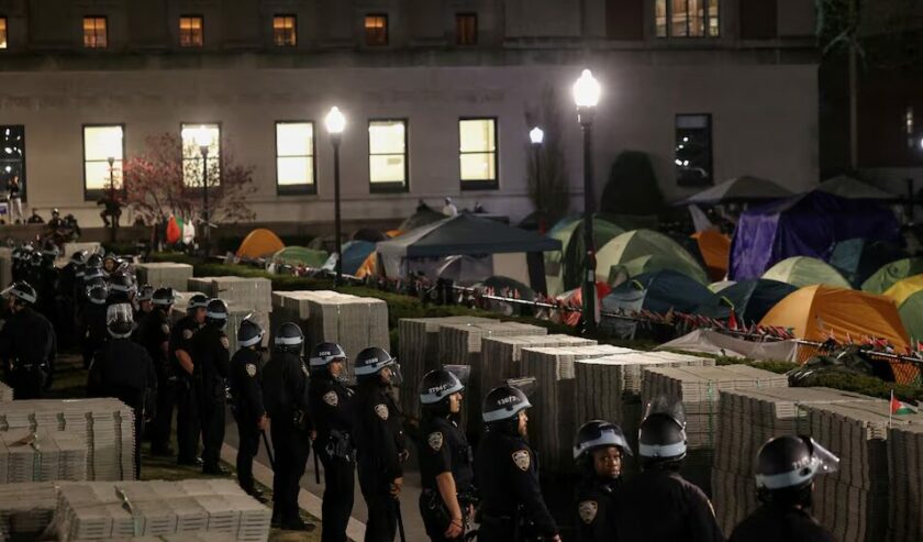 Polisi berjaga-jaga di dekat perkemahan pengunjuk rasa yang mendukung warga Palestina di halaman Universitas Columbia, New York City, AS. Foto: Reuters