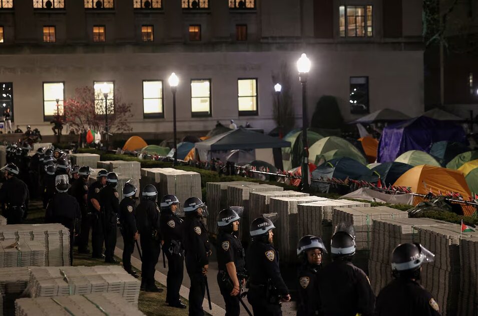 Polisi berjaga-jaga di dekat perkemahan pengunjuk rasa yang mendukung warga Palestina di halaman Universitas Columbia, New York City, AS. Foto: Reuters