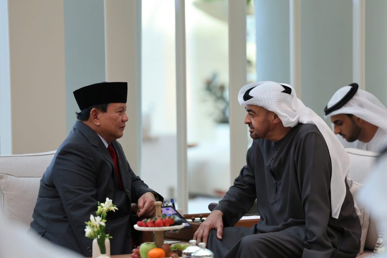 Prabowo Subianto Menhan sekaligus presiden terpilih (kiri) bertemu dengan Sheikh Mohammed bin Zayed Al Nahyan atau MBZ Presiden Uni Emirat Arab (kanan), di Istana Al Shati, Abu Dhabi, Senin (13/5/2024). Foto: Humas Menhan
