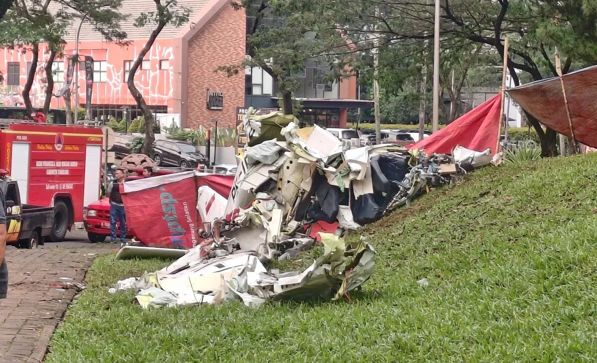 Puing pesawat ringan PK-IFP milik Indonesia Fsying Club akan dibawa dan di evakuasi pihak Komite Nasional Keselamatan Transportasi (KNKT). Foto: Antara