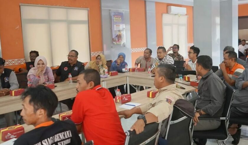 Rapat koordinasi pembentukan Desa Tangguh Bencana di kantor Badan Penanggulangan Bencana Daerah (BPBD) Jatim. Foto: Antara