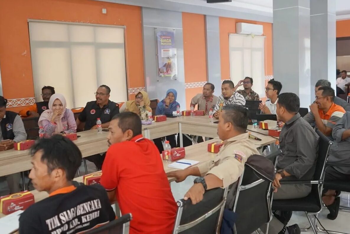 Rapat koordinasi pembentukan Desa Tangguh Bencana di kantor Badan Penanggulangan Bencana Daerah (BPBD) Jatim. Foto: Antara