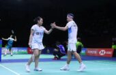 Rinov Rivaldy/Pitha Haningtyas Mentari pebulu tangkis ganda campuran Indonesia taklukkan Dejan Ferdinansyah/Gloria Emanuelle Widjaja pada pertandingan perempat final Thailand Open 2024 di Nimibutr Arena, Bangkok, Jumat (17/05/2024). Foto: Antara