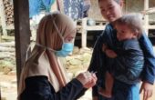 Sahabat Relawan Indonesia (SRI) tengah melakukan pengobatan dengan sistem jemput bola ke perkampungan masyarakat Badui untuk meningkatkan derajat kesehatan mereka. Foto: Antara