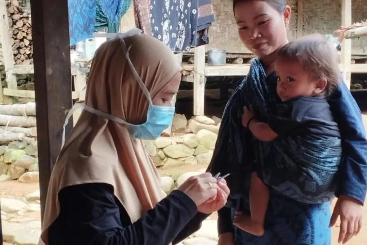 Sahabat Relawan Indonesia (SRI) tengah melakukan pengobatan dengan sistem jemput bola ke perkampungan masyarakat Badui untuk meningkatkan derajat kesehatan mereka. Foto: Antara