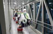 Sejumlah calon jamaah haji Indonsia hendak memasuki pesawat Garuda Indonesia di Bandara Internasional Soekarno-Hatta, Minggu (12/5/2024). Foto: Antara