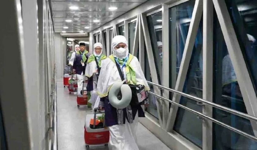Sejumlah calon jamaah haji Indonsia hendak memasuki pesawat Garuda Indonesia di Bandara Internasional Soekarno-Hatta, Minggu (12/5/2024). Foto: Antara