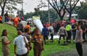 Sejumlah petugas dari Tim SAR gabungan melakukan evakuasi pesawat yang terjatuh di kawasan BSD Tangerang, Selatan, Minggu (19/5/2024). Foto: Antara