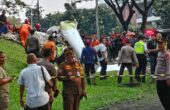 Sejumlah petugas dari Tim SAR gabungan melakukan evakuasi pesawat yang terjatuh di kawasan BSD Tangerang, Selatan, Minggu (19/5/2024). Foto: Antara