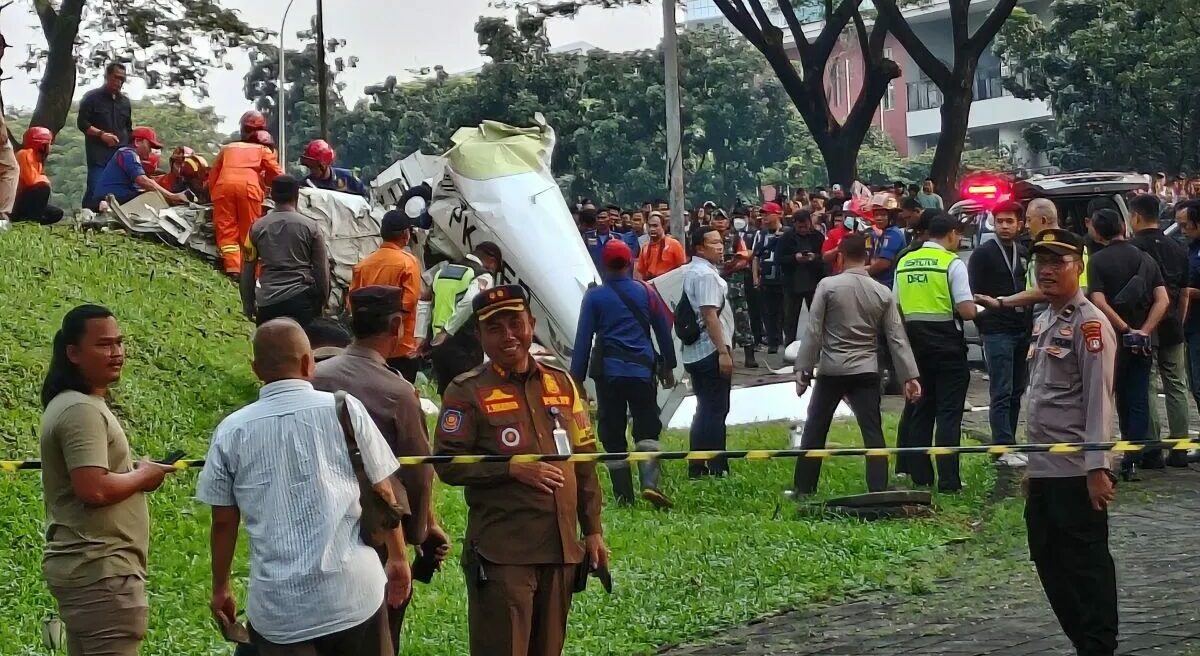 Sejumlah petugas dari Tim SAR gabungan melakukan evakuasi pesawat yang terjatuh di kawasan BSD Tangerang, Selatan, Minggu (19/5/2024). Foto: Antara
