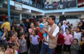 Seorang sukarelawan berinteraksi dengan anak-anak selama kegiatan stimulasi dan bantuan psikologis di sebuah sekolah yang berafiliasi dengan Badan Bantuan dan Pekerjaan PBB untuk Pengungsi Palestina (UNRWA) di kota Khan Younis, Jalur Gaza selatan, 8 November 2023. Foto: Antara