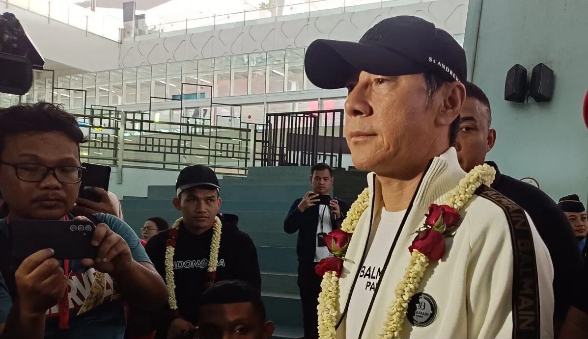 Shin Tae-yong, pelatih tim nasional sepak bola Indonesia U-23, menjawab pertanyaan wartawan di Bandara Internasional Soekarno-Hatta, Sabtu (11/5/2024). Foto: Antara
