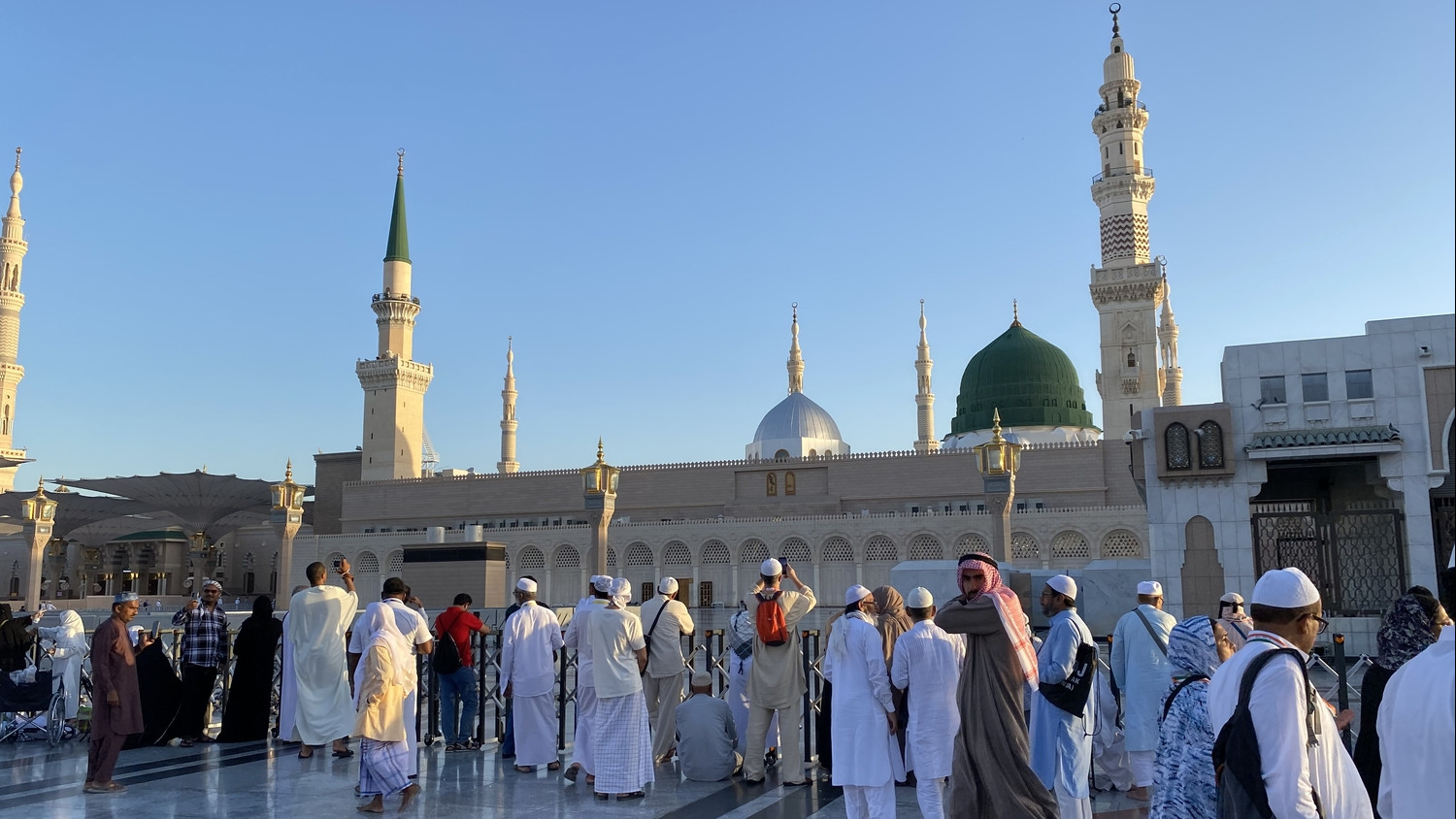 Suasana di pelataran Masjid Nabawi depan pintu masuk ke Raudhah. Foto: Kemenag