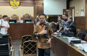Syahrul Yasin Limpo (SYL) Menteri Pertanian periode 2019–2023 berjalan ke luar ruang sidang saat sidang pemeriksaan saksi diskors di Pengadilan Tindak Pidana Korupsi Jakarta, Senin (20/5/2024). Foto: Antara