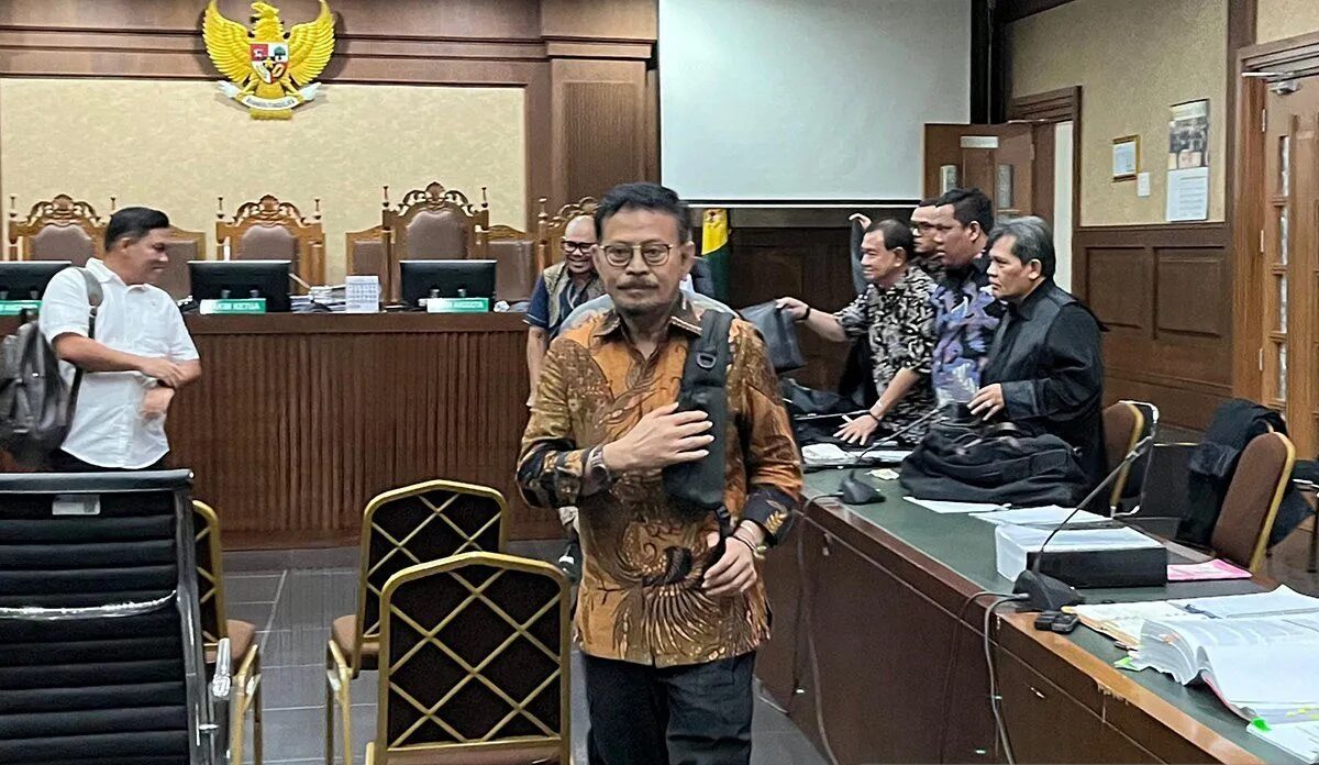 Syahrul Yasin Limpo (SYL) Menteri Pertanian periode 2019–2023 berjalan ke luar ruang sidang saat sidang pemeriksaan saksi diskors di Pengadilan Tindak Pidana Korupsi Jakarta, Senin (20/5/2024). Foto: Antara