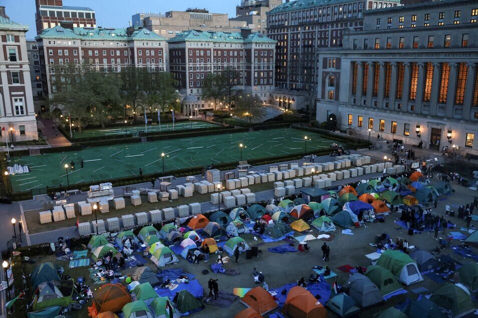 Tenda-tenda mahasiswa yang didirikan selama aksi protes untuk mendukung warga Palestina di Universitas Columbia,New York, AS. Foto: Reuters