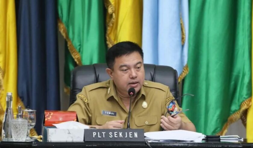 Tomsi Tohir Plt. Sekretaris Jenderal Kemendagri saat memimpin Rapat Koordinasi Pengendalian Inflasi Daerah di Gedung Sasana Bhakti Praja (SBP) Kantor Pusat Kemendagri, Jakarta, Senin (6/5/2024). Foto: Antara