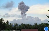 Kolom abu vulkanik membumbung keluar dari kawah Gunung Ibu yang berada di Pulau Halmahera, Maluku Utara, Kamis (9/5/2024)