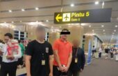 WNA asal Australia berinisial MJF (tengah) dideportasi melalui Bandara Ngurah Rai karena menganiaya sopir taksi di Badung, Bali, Minggu (5/5/2024). Foto: Antara