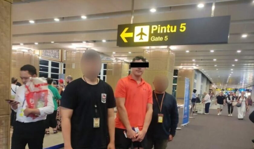 WNA asal Australia berinisial MJF (tengah) dideportasi melalui Bandara Ngurah Rai karena menganiaya sopir taksi di Badung, Bali, Minggu (5/5/2024). Foto: Antara