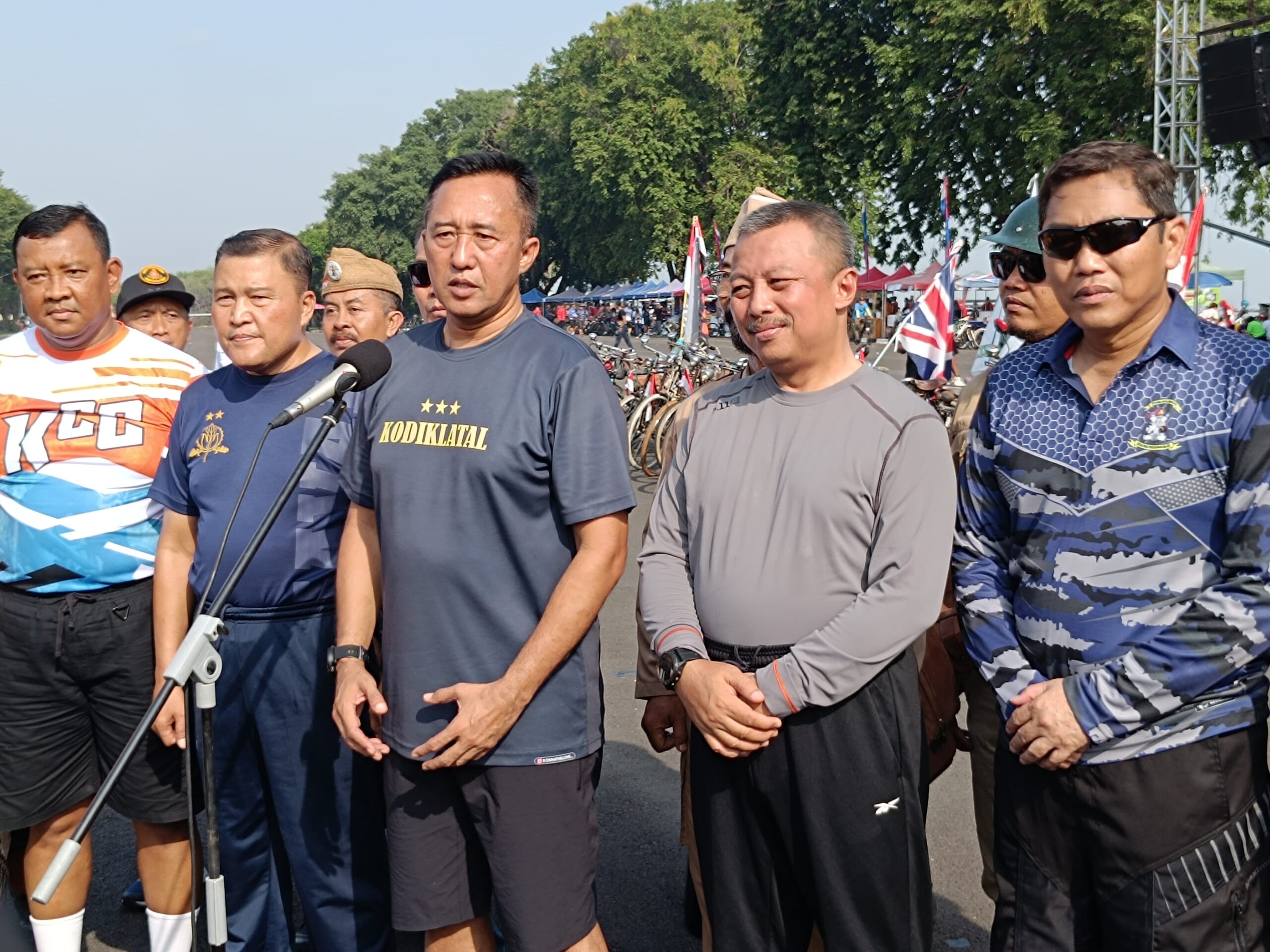 Letjen TNI Marinir Nur Alamsyah Komandan Komando Pembinaan Doktrin, Pendidikan dan Latihan TNI Angkatan Laut (Dankodiklatal) saat memberi keterangan kepada awak media sesuai gelaran fun bike di wilayah TNI AL Moro Krembangan, Surabaya, Rabu (1/5/2024). Foto: Risky suarasurabaya.net