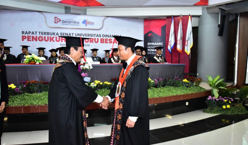 Pengukuhan besar bidang Ilmu Teknologi Pembelajaran Universitas Dinamika (Undika) Stikom Surabaya, Kamis (2/5/2024). Foto: Humas Undika